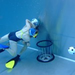 Unterwasser Rugby Spieler rangeln unterwasser am Korb